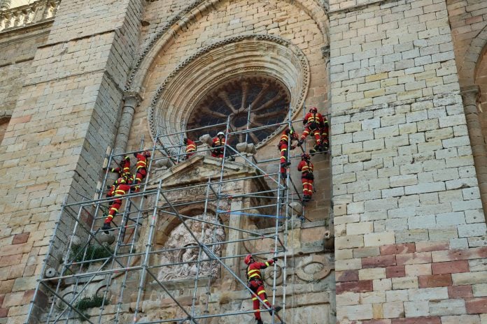 Efectivos de la UME en la catedral de Sigüenza