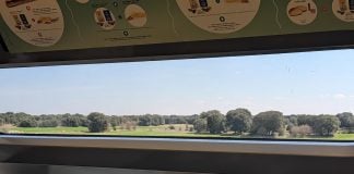 La Alcarria desde la cafetería de un AVE, en marzo de 2026. (Foto: La Crónic@)