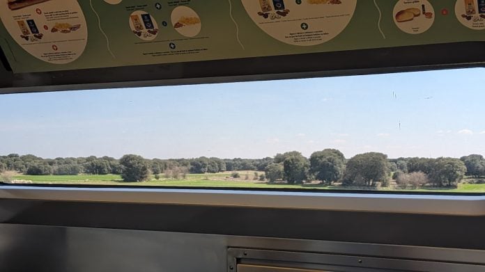 La Alcarria desde la cafetería de un AVE, en marzo de 2026. (Foto: La Crónic@)