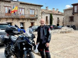 Antonio Lobato en su condición de "motero", en plena ruta alcarreña, a lomos de su potente BMW.