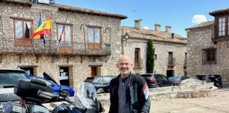 Antonio Lobato en su condición de "motero", en plena ruta alcarreña, a lomos de su potente BMW.