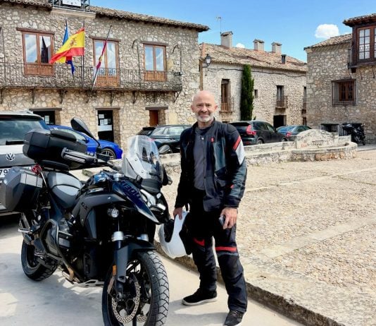 Antonio Lobato en su condición de "motero", en plena ruta alcarreña, a lomos de su potente BMW.