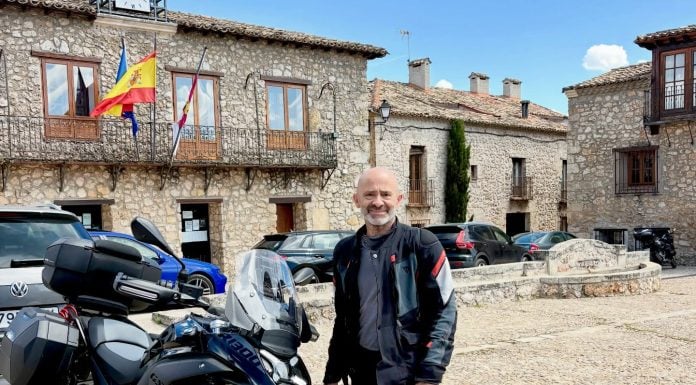 Antonio Lobato en su condición de "motero", en plena ruta alcarreña, a lomos de su potente BMW.