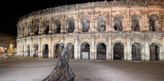 La Arènes de Nîmes de noche, siempre custodiadas por el añorado Nimeño II. En mayo y bajo la luz del día se espera aquí a Morante de la Puebla. (Foto: La Crónic@)
