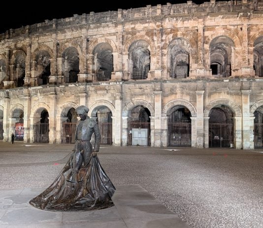 La Arènes de Nîmes de noche, siempre custodiadas por el añorado Nimeño II. En mayo y bajo la luz del día se espera aquí a Morante de la Puebla. (Foto: La Crónic@)
