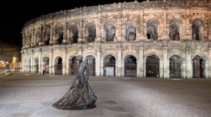 La Arènes de Nîmes de noche, siempre custodiadas por el añorado Nimeño II. En mayo y bajo la luz del día se espera aquí a Morante de la Puebla. (Foto: La Crónic@)