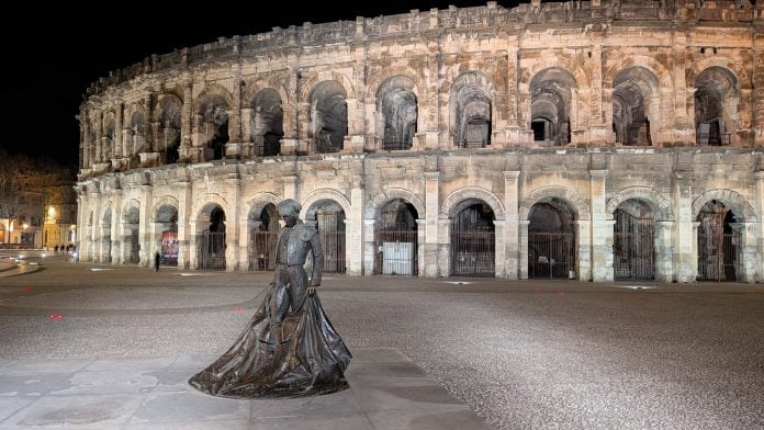 La Arènes de Nîmes de noche, siempre custodiadas por el añorado Nimeño II. En mayo y bajo la luz del día se espera aquí a Morante de la Puebla. (Foto: La Crónic@)