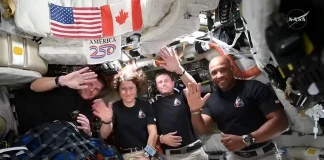 Los astronautas de la misión Artemis, dentro de la nave espacial.