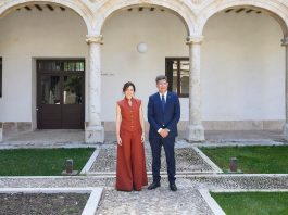 Isabel Díaz Ayuso y Carmelo García el 20 de abril de 2026, en la Universidad de Alcalá, en la toma de posesión de este último como rector.
