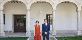 Isabel Díaz Ayuso y Carmelo García el 20 de abril de 2026, en la Universidad de Alcalá, en la toma de posesión de este último como rector.