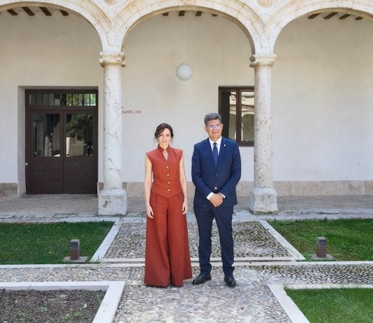 Isabel Díaz Ayuso y Carmelo García el 20 de abril de 2026, en la Universidad de Alcalá, en la toma de posesión de este último como rector.