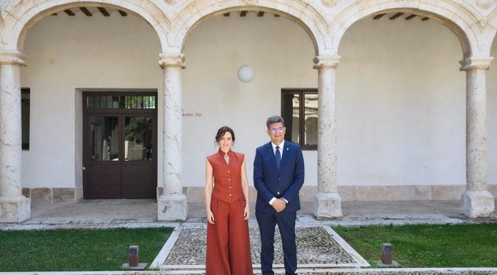 Isabel Díaz Ayuso y Carmelo García el 20 de abril de 2026, en la Universidad de Alcalá, en la toma de posesión de este último como rector.