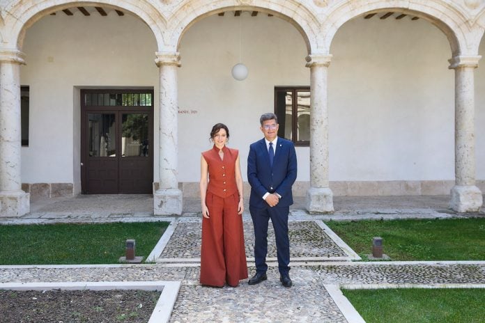 Isabel Díaz Ayuso y Carmelo García el 20 de abril de 2026, en la Universidad de Alcalá, en la toma de posesión de este último como rector.