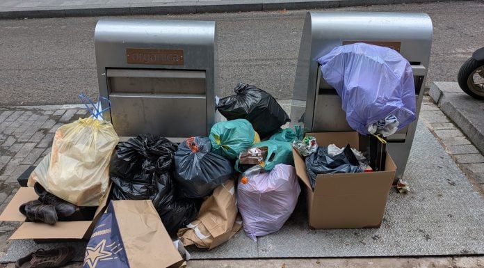Contenedores rebosantes de basura en una calle de Guadalajara en 2026. (Foto: La Crónic@)