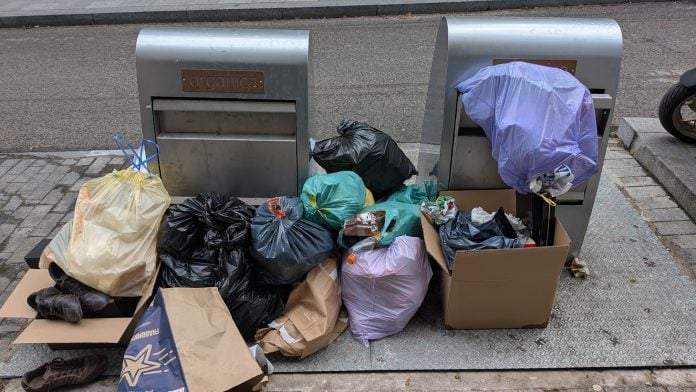 Contenedores rebosantes de basura en una calle de Guadalajara en 2026. (Foto: La Crónic@)
