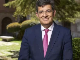 Carmelo García en una imagen oficial como rector de la Universidad de Alcalá.