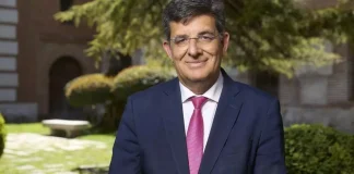 Carmelo García en una imagen oficial como rector de la Universidad de Alcalá.
