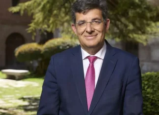 Carmelo García en una imagen oficial como rector de la Universidad de Alcalá.