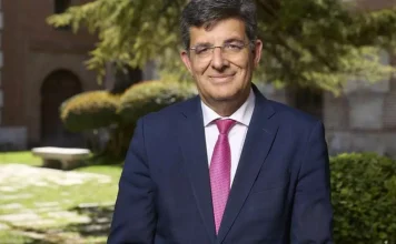 Carmelo García en una imagen oficial como rector de la Universidad de Alcalá.