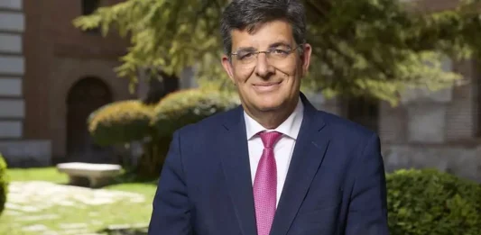 Carmelo García en una imagen oficial como rector de la Universidad de Alcalá.