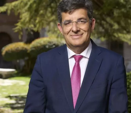 Carmelo García en una imagen oficial como rector de la Universidad de Alcalá.