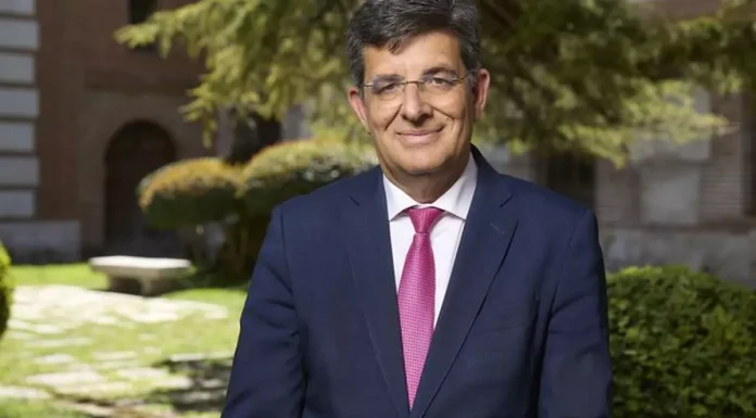 Carmelo García en una imagen oficial como rector de la Universidad de Alcalá.