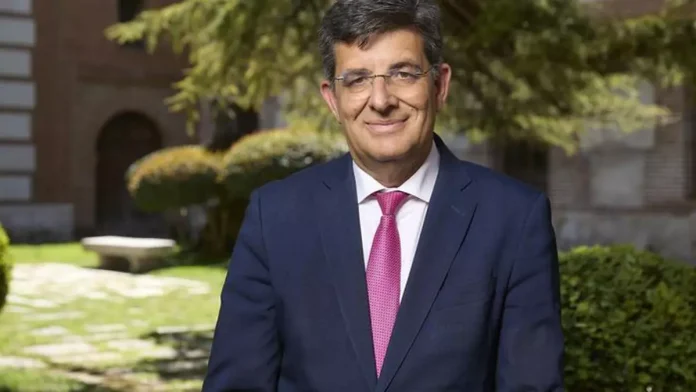 Carmelo García en una imagen oficial como rector de la Universidad de Alcalá.