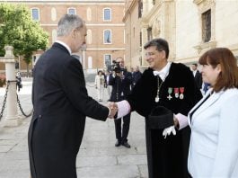 Carmelo García cumplimenta al rey Felipe VI ante la sede cisneriana de la Universidad de Alcalá con motivo de la entrega del Premio Cervantes.