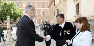 Carmelo García cumplimenta al rey Felipe VI ante la sede cisneriana de la Universidad de Alcalá con motivo de la entrega del Premio Cervantes.