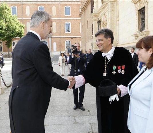 Carmelo García cumplimenta al rey Felipe VI ante la sede cisneriana de la Universidad de Alcalá con motivo de la entrega del Premio Cervantes.