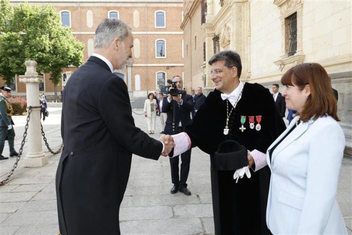 Carmelo García cumplimenta al rey Felipe VI ante la sede cisneriana de la Universidad de Alcalá con motivo de la entrega del Premio Cervantes.