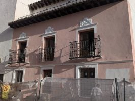 Escayolas y pinturas recuerdan a la casa original de Carlos Santiesteban, al menos en su fachada. (Foto: La Crónic@)