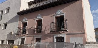 Escayolas y pinturas recuerdan a la casa original de Carlos Santiesteban, al menos en su fachada. (Foto: La Crónic@)