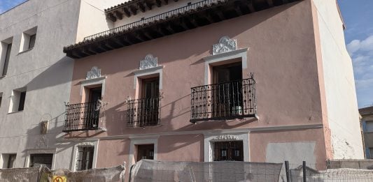 La Casa del Cuento, a color Escayolas y pinturas recuerdan a la casa original de Carlos Santiesteban, al menos en su fachada. (Foto: La Crónic@)