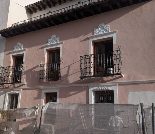 Escayolas y pinturas recuerdan a la casa original de Carlos Santiesteban, al menos en su fachada. (Foto: La Crónic@)