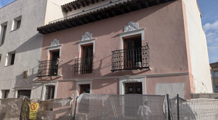Escayolas y pinturas recuerdan a la casa original de Carlos Santiesteban, al menos en su fachada. (Foto: La Crónic@)