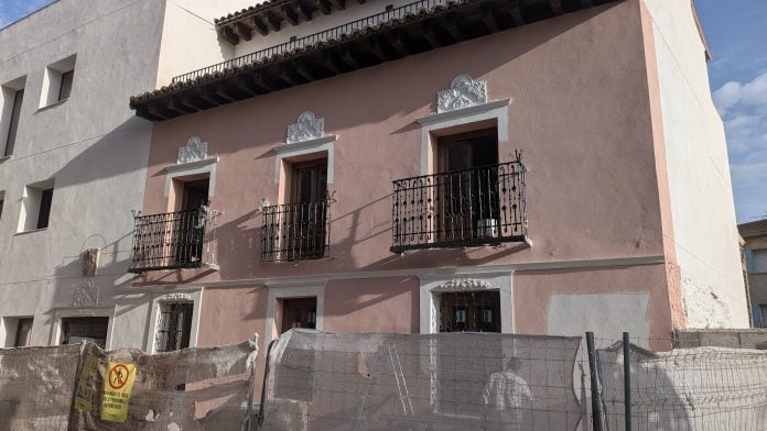 Escayolas y pinturas recuerdan a la casa original de Carlos Santiesteban, al menos en su fachada. (Foto: La Crónic@)