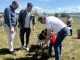 Una de las familias participantes en la plantación, junto a los dos concejales presentes.
