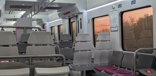 Interior de un tren de Cercanías de la línea C-2 entre Madrid-Guadalajara, en abril de 2026. (Foto: La Crónic@)