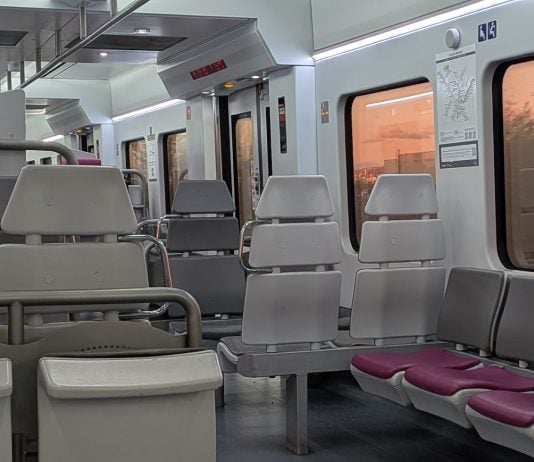 Interior de un tren de Cercanías de la línea C-2 entre Madrid-Guadalajara, en abril de 2026. (Foto: La Crónic@)