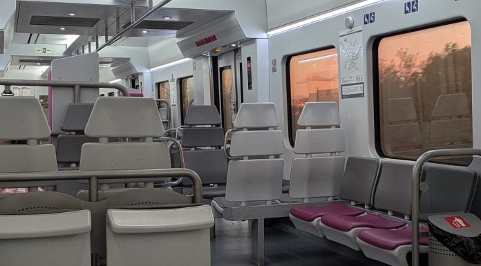 ¿Has notado los últimos cambios en los Cercanías entre Guadalajara y Madrid? Interior de un tren de Cercanías de la línea C-2 entre Madrid-Guadalajara, en abril de 2026. (Foto: La Crónic@)