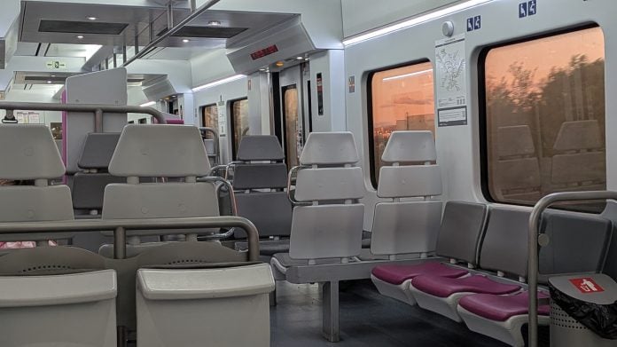 Interior de un tren de Cercanías de la línea C-2 entre Madrid-Guadalajara, en abril de 2026. (Foto: La Crónic@)