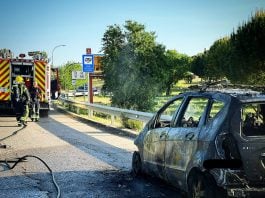 Coche incendiado.