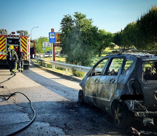 Coche incendiado.