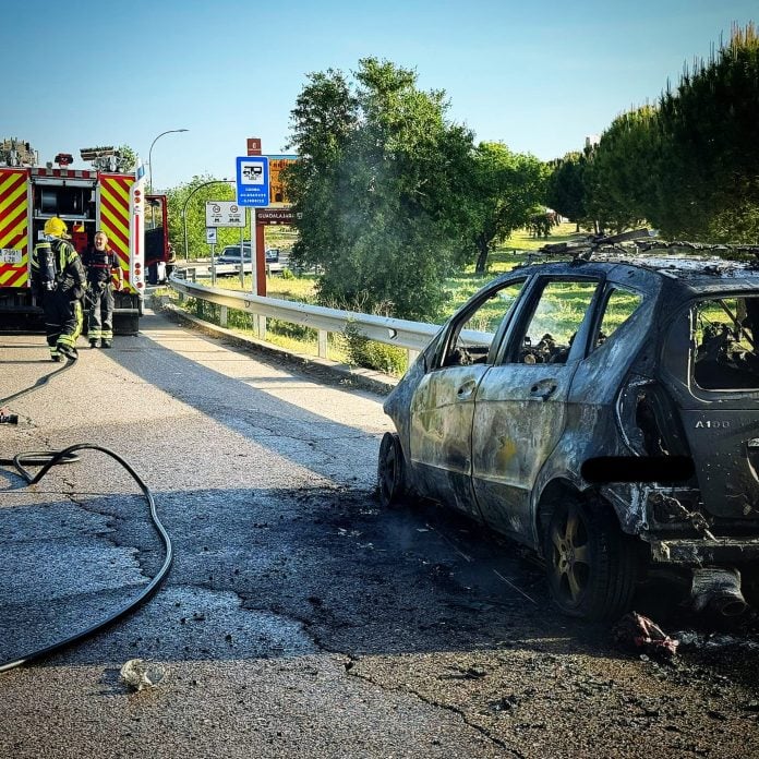 Coche incendiado.