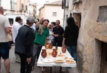 Ambiente festivo en Horche con motivo de su concurso del vino.