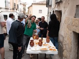 Ambiente festivo en Horche con motivo de su concurso del vino.