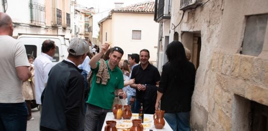 Ambiente festivo en Horche con motivo de su concurso del vino.
