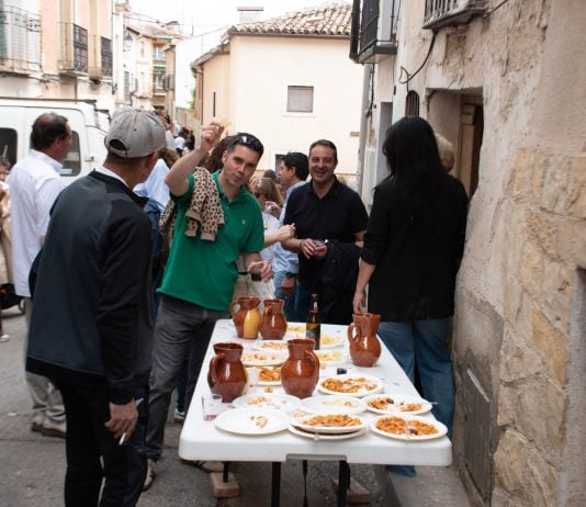 Ambiente festivo en Horche con motivo de su concurso del vino.