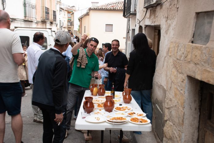 Ambiente festivo en Horche con motivo de su concurso del vino.